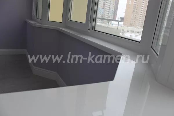 Белый подоконник нестандартной формы из Tristone A-104 — www.lm-kamen.ru