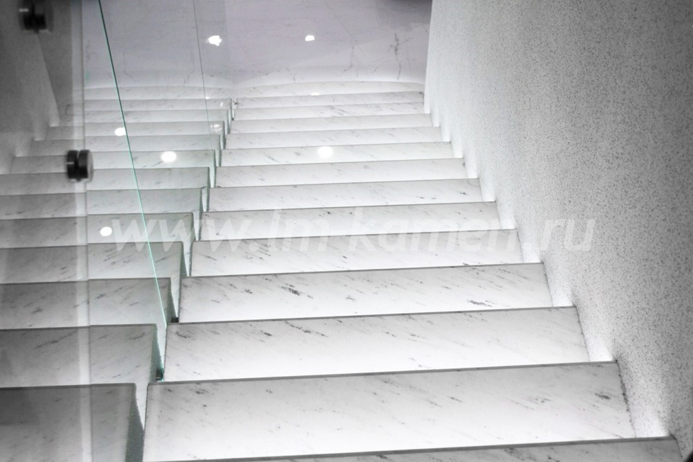 Ступени для лестницы из кварцевого агломерата Vicostone — www.lm-kamen.ru