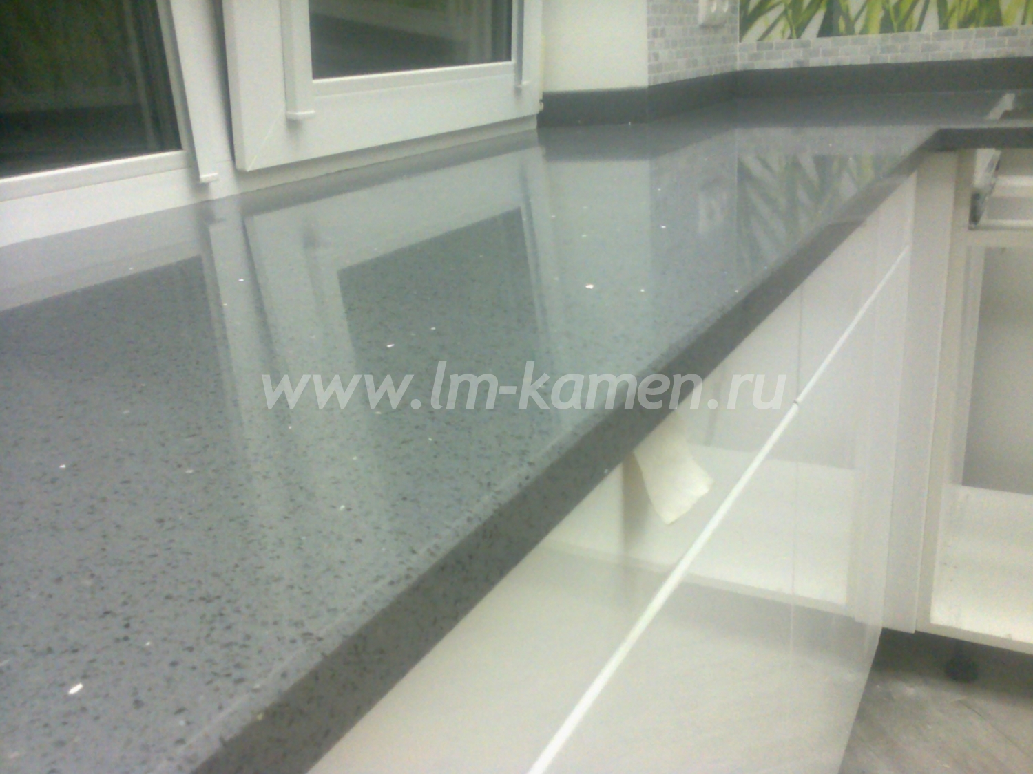 Подоконник из кварцевого агломерата Plaza Stone Stella Vespro — www.lm-kamen.ru