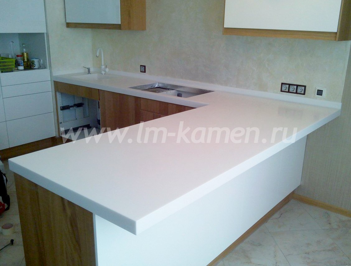 Белая столешница из искусственного камня Hanex N-White для кухни — www.lm-kamen.ru