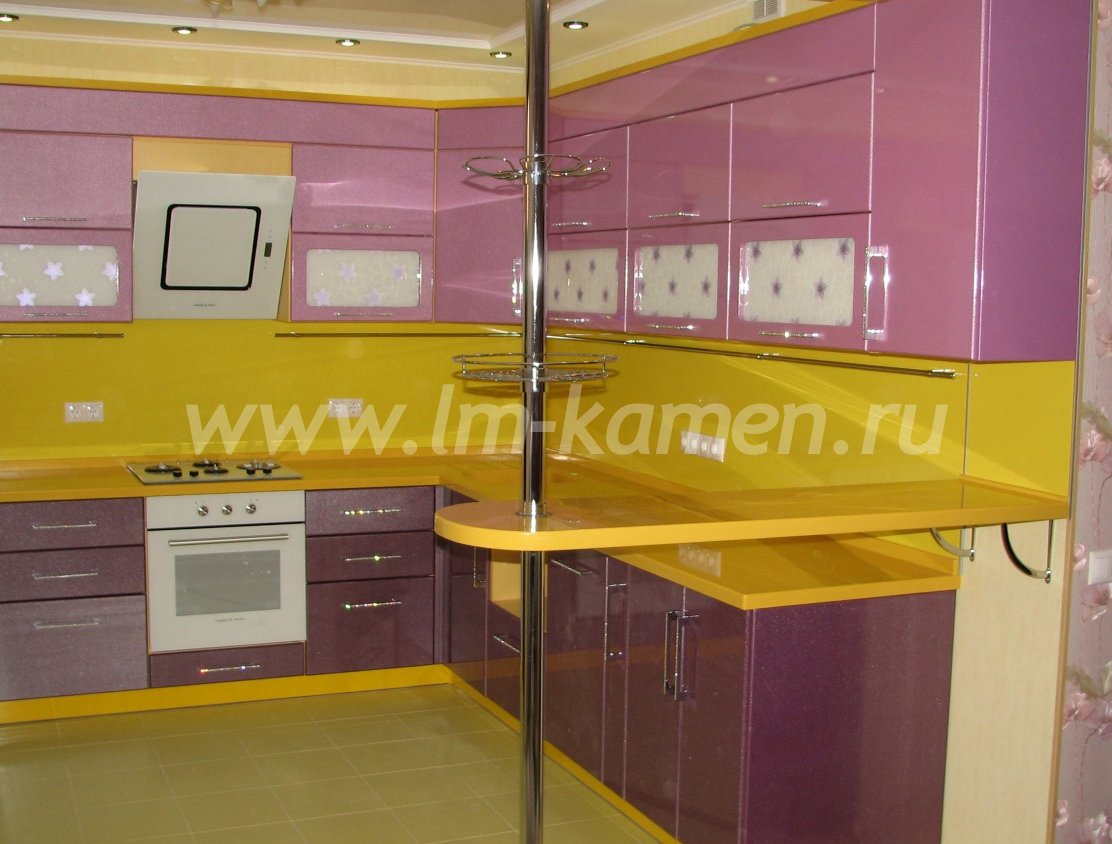 Желтая столешница со стеновой панелью Corian DuPont — www.lm-kamen.ru