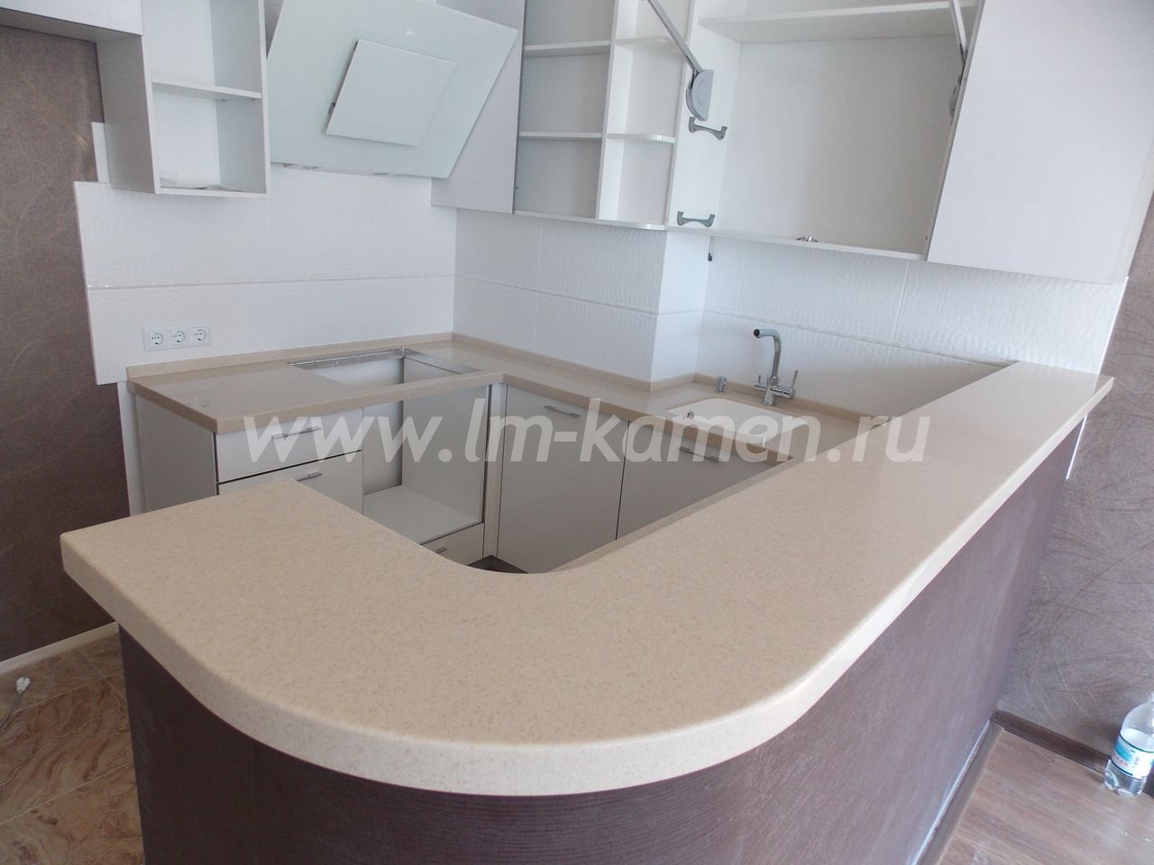 Закругленная столешница для квартиры-студии Corian Linen — www.lm-kamen.ru