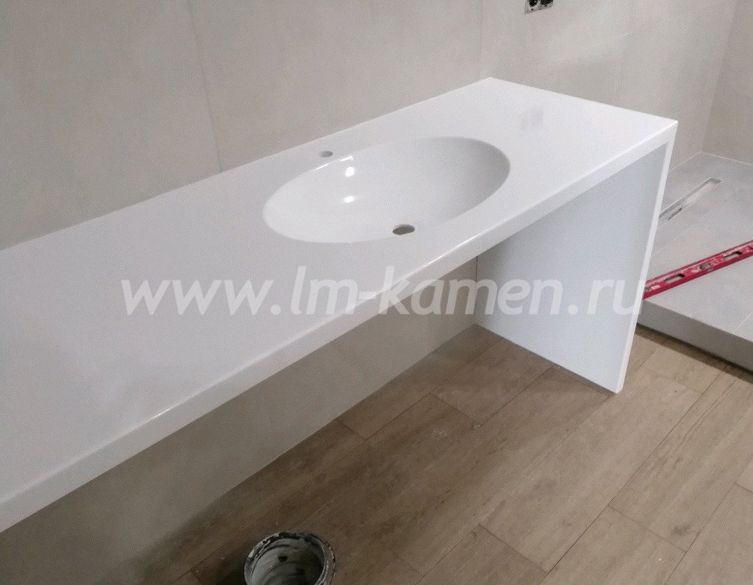 Белая столешница для ванной из искусственного акрила Hanex — www.lm-kamen.ru