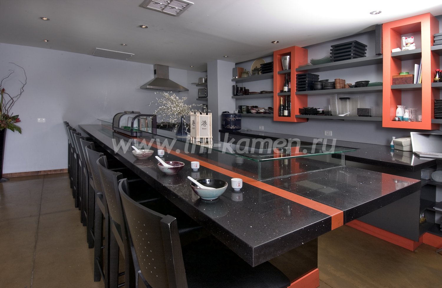 Черная барная стойка из камня Corian Deep Black Quartz для кафе — www.lm-kamen.ru