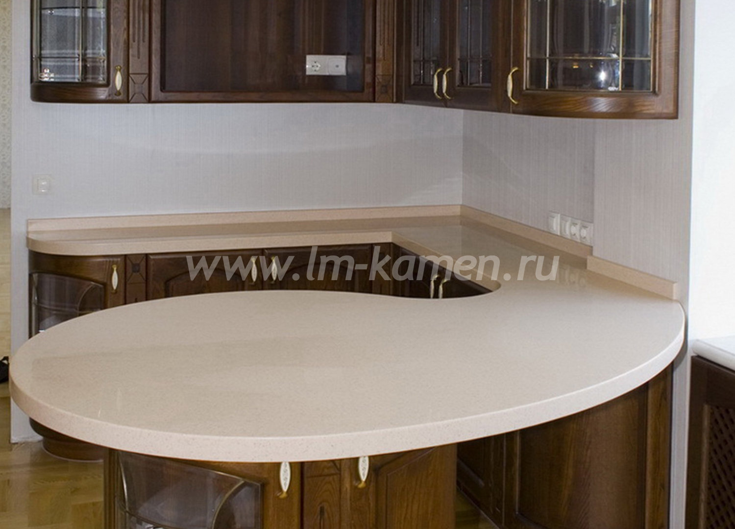 Светлая кухонная столешница круглой формы — www.lm-kamen.ru