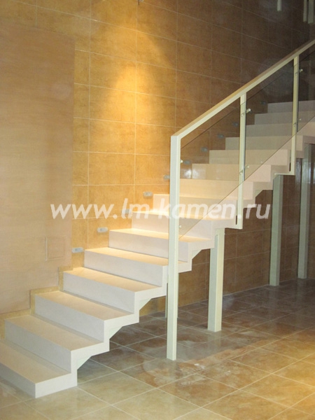 Белая лестница из искусственного камня Grandex — www.lm-kamen.ru