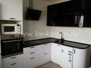 Черная столешница из акрила для кухни Samsung Staron