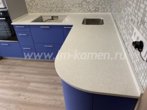 Белая столешница с вкраплениями из кварцевого агломерата HanStone