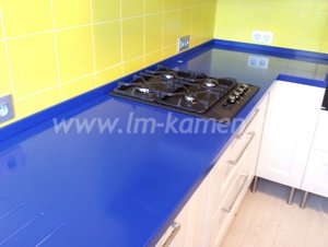 Синяя кухонная столешница
