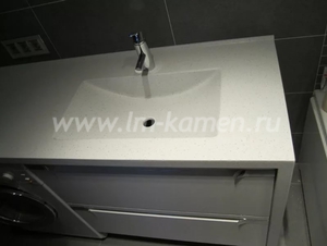 Столешница с интегрированной раковиной в ванную из искусственного камня